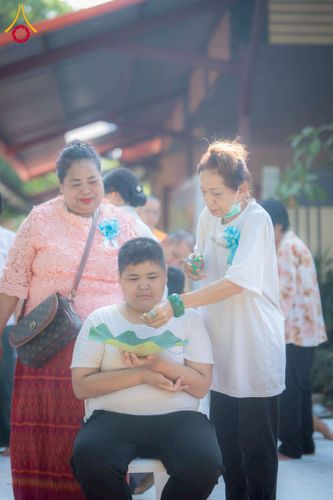 ภาพ No.216848:วันเสาร์ที่ 5 เมษายน พ.ศ. 2568 พิธีตัดปอยผม พิธีขอขมาผู้ปกครอง พิธีมอบบาตรและผ้าไตร พิธีบรรพชา ณ ศูนย์ปฏิบัติธรรมและศูนย์อบรมเยาวชนพระนครศรีอยุธยา ต.พุทเลา อ.บางปะหัน จ.พระนครศรีอยุธยา