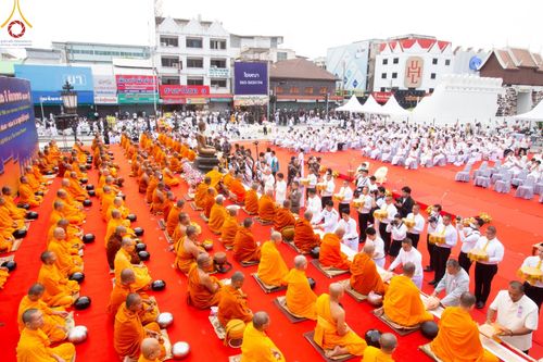 ภาพ No.126307:พิธีทำบุญเมืองนครราชสีมา ฉลอง 556 ปี ตักบาตรพระ 10,000 รูป ในวันเสาร์ที่ 2 มีนาคม พ.ศ.2567 ณ อนุสาวรีย์ท้าวสุรนารี จ.นครราชสีมา จัดโดย คณะสงฆ์จังหวัดนครราชสีมา ร่วมกับสำนักงานจังหวัดนครราชสีมา