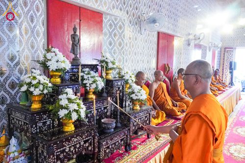 ภาพ No.146666:พิธีต้อนรับสัญญาบัตร พัดยศ ผ้าไตร ในโอกาสที่พระบาทสมเด็จพระเจ้าอยู่หัว ทรงพระกรุณาโปรดพระราชทานสัญญาบัตรตั้งสมณศักดิ์ พระวิมลศาสนวิเทศ (สำรวจ กมโล) เจ้าอาวาสวัดไทยนอร์เวย์ เป็นพระราชาคณะชั้นราช ในราชทินนามที่ “พระราชวชิรศาสนวิเทศ”