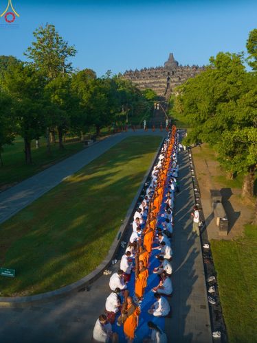 ภาพ No.104101:พิธีเดินธรรมยาตรา สามเณรธรรมทายาทชาวอินโดนีเซียกว่า 1,000 รูป ณ มหาเจดีย์บุโรพุทโธ ประเทศอินโดนีเซีย ในวันที่ 21 ธันวาคม พ.ศ. 2566