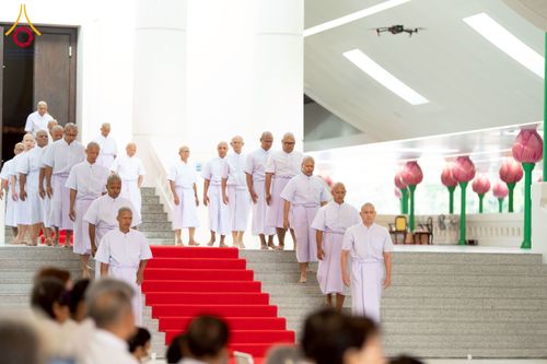 ภาพ No.244660:วันเสาร์ที่ 6 กันยายน พ.ศ. 2568 พิธีขอขมา-รับผ้าไตรของนาคธรรมทายาท โครงการอุปสมบทหมู่บูชาธรรมครบรอบ 108 ปี  วันครูผู้ค้นพบวิชชาธรรมกาย ณ โบสถ์พระไตรปิฎก วัดพระธรรมกาย