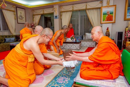 ภาพ No.84944:พิธีทำสามีจิกรรมและรับฟังโอวาท จากพระผู้ใหญ่ พระมหาเถระ พระสังฆาธิการ เนื่องในเทศกาลเข้าพรรษา ของคณะสงฆ์วัดพระธรรมกาย นำโดยหลวงพ่อทัตตชีโว วันที่ 3 สิงหาคม พ.ศ. 2566