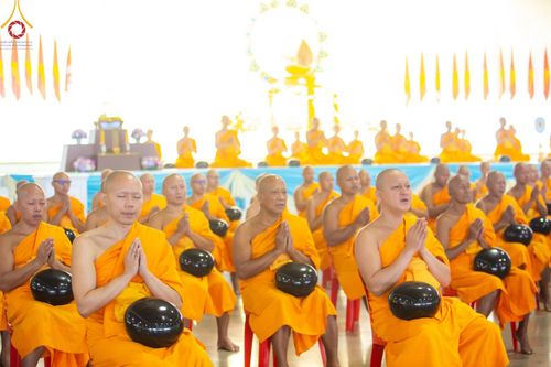 ภาพ No.207208:พิธีตักบาตร และปฏิบัติธรรมช่วงสาย ในวันมาฆบูชา วันพุธที่ 12 กุมภาพันธ์ พ.ศ. 2568 ณ วัดพระธรรมกาย จังหวัดปทุมธานี