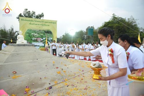 ภาพ No.76476:พิธีกลั่นแผ่นดิน โปรยดอกไม้ ขนทรายเข้าศูนย์ เพื่อสร้างอาคารปฏิบัติธรรม 80 ปี หลวงพ่อธัมมชโย  ณ ศูนย์ปฏิบัติธรรมวิหารแดง ตำบลเจริญธรรม อำเภอวิหารแดง จ.สระบุรี วันอาทิตย์ที่ 19 กุมภาพันธ์ พ.ศ. 2566
