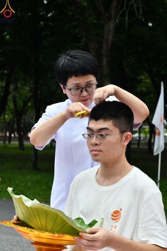 ภาพ No.143853:พิธีตัดปอยผม โครงการอุปสมบทหมู่ พระธรรมทายาทนานาชาติ (ภาษาจีน) รุ่นที่ 19 วันอาทิตย์ที่ 7 กรกฎาคม พ.ศ. 2567 ณ สนามหญ้า หน้าบ้านแก้วอาสาสมัคร วัดพระธรรมกาย
