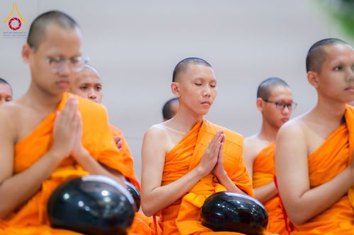 ภาพ No.60749:พิธีตักบาตรพระภิกษุสามเณร ธรรมทายาทระดับอุดมศึกษา วันเสาร์ที่ 20 เมษายน พ.ศ. 2567 ณ ห้องปฎิบัติธรรม ชั้นลอย มหารัตนวิหารคด 13 วัดพระธรรมกาย จ.ปทุมธานี