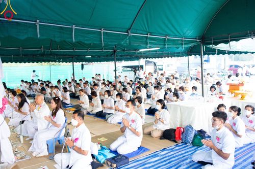 ภาพ No.108062:พิธีถวายภัตตาหารเป็นสังฆทาน แด่คณะพระธรรมยาตราฯ ในโครงการธรรมยาตรากตัญญูบูชา มหาปูชนียาจารย์ พระมงคลเทพมุนี(สด จนฺทสโร) พระผู้ปราบมาร อนุสรณ์สถาน 7 แห่ง ปีที่ 12 วันที่ 8 มกราคม พ.ศ. 2567 ณ อนุสรณ์สถานมหาวิหารพระมงคลเทพมุนี (โลตัสแลนด์) อ.สองพี่น้อง จ.สุ