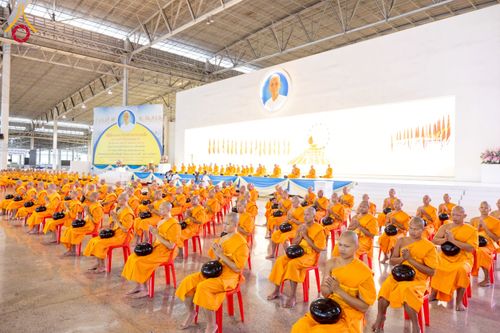 ภาพ No.223315:วันวิสาขบูชา วันอาทิตย์ที่ 11 พฤษภาคม พ.ศ. 2568 พิธีตักบาตร และปฎิบัติธรรม ณ สภาธรรมกายสากล วัดพระธรรมกาย