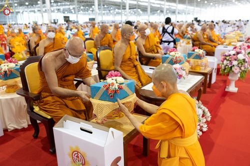 ภาพ No.85336:พิธีถวายมหาสังฆทานคณะสงฆ์ 2000 กว่าวัดทั่วประเทศปีที่ 23, พิธีถวายไทยธรรมคณะสงฆ์ 323 วัด 4 จังหวัดชายแดนภาคใต้, พิธีมอบปัจจัยช่วยเหลือครู 4 จังหวัดชายแดนภาคใต้ ณ สภาธรรมกายสากล วัดพระธรรมกาย ในวันสมาธิโลก อาทิตย์ที่ 6 สิงหาคม พ.ศ. 2566