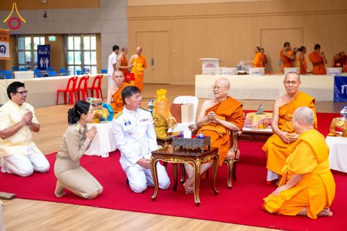ภาพ No.208758:พระบาทสมเด็จพระเจ้าอยู่หัวทรงพระกรุณาโปรดเกล้าฯ พระราชทานภัตตาหารพระราชทาน แด่พระภิกษุ สามเณร ในการสอบบาลีสนามหลวง ณ วัดพระธรรมกาย วันที่ 22 กุมภาพันธ์ พ.ศ. 2568 ณ วัดพระธรรมกาย อำเภอคลองหลวง จังหวัดปทุมธานี