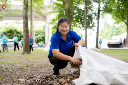 ภาพ No.145929:ชมรมจิตอาสาอนุรักษ์สิ่งแวดล้อม รับบุญทำความสะอาดบริเวณโบสถ์พระไตรปิฎก วัดพระธรรมกาย จ.ปทุมธานี วันที่ 25 กรกฎาคม พ.ศ. 2567