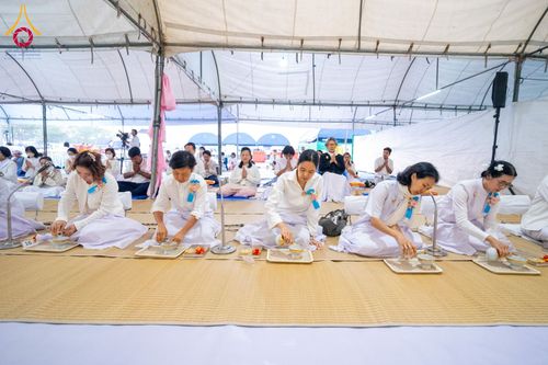 ภาพ No.198299:พิธีถวายภัตตาหารเป็นสังฆทาน แด่พระธรรมยาตรา ณ อนุสรณ์สถานบางปลา วัดบางปลา อำเภอบางเลน จังหวัดนครปฐม ในโครงการธรรมยาตรา กตัญญูบูชา มหาปูชนียาจารย์ พระมงคลเทพมุนี(สด จนฺทสโร) พระผู้ปราบมาร อนุสรณ์สถาน 7 แห่ง ปีที่ 13 วันที่ 20 มกราคม พ.ศ. 2568