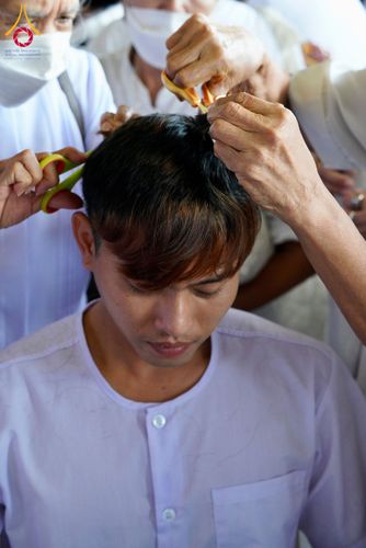 ภาพ No.143917:พิธีตัดปอยผมและปลงผมธรรมทายาท รุ่นเข้าพรรษา ณ มหาวิหารคด คอร์ 16 วัดพระธรรมกาย วันอาทิตย์ที่ 7 กรกฎาคม พ.ศ. 2567