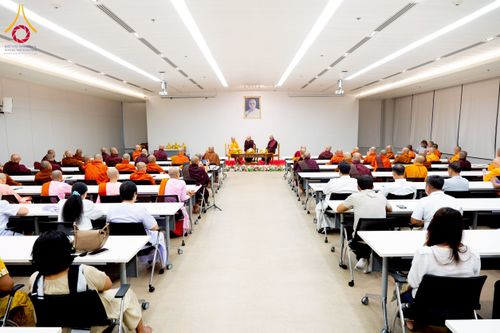 ภาพ No.222632:วันที่ 23 เมษายน พ.ศ. 2568 หลวงพ่อทัตตชีโวต้อนรับคณะสงฆ์เมียนมาร์ ณ อาคาร 100 ปี คุณยายมหารัตนอุบาสิกาจันทร์ ขนนกยูง วัดพระธรรมกาย