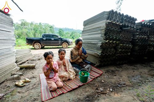 ภาพ No.174423:พิธีตักบาตรพระ,พิธีทอดผ้าป่า พิธีกลั่นแผ่นดินโปรยรัตนชาติ  สร้างพระอุโบสถและเจดีย์ วัดป่าสัมมาทิฏฐิและวัดสิริขันโท แขวงอัตตะปือ สปป. ลาว วันที่ 29 ตุลาคม พ.ศ. 2567