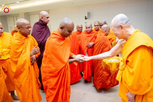 ภาพ No.223011:วันที่ 24 เมษายน พ.ศ. 2568 หลวงพ่อทัตตชีโวต้อนรับคณะสงฆ์ศรีลังกา ณ อาคาร 100 ปี คุณยายมหารัตนอุบาสิกาจันทร์ ขนนกยูง วัดพระธรรมกาย