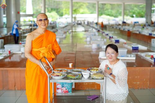 ภาพ No.230394:วันที่ 28 มิถุนายน พ.ศ. 2568 พิธีถวายภัตตาหารเมนูสวรรค์ เพื่อการบรรลุธรรม ณ หอฉันคุณยายอาจารย์ฯ วัดพระธรรมกาย