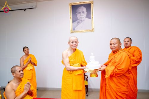 ภาพ No.222948:วันที่ 23 เมษายน พ.ศ. 2568 หลวงพ่อทัตตชีโวต้อนรับคณะสงฆ์ World Pec ณ อาคาร 100 ปี คุณยายมหารัตนอุบาสิกาจันทร์ ขนนกยูง วัดพระธรรมกาย