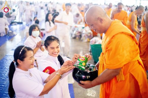 ภาพ No.209307:วันอาทิตย์ที่ 2 มีนาคม พ.ศ. 2568 พิธีตักบาตร ข้าวสารอาหารแห้ง ณ บ้านแก้วเรือนทองคุณยายฯ สภาธรรมกายสากล วัดพระธรรมกาย