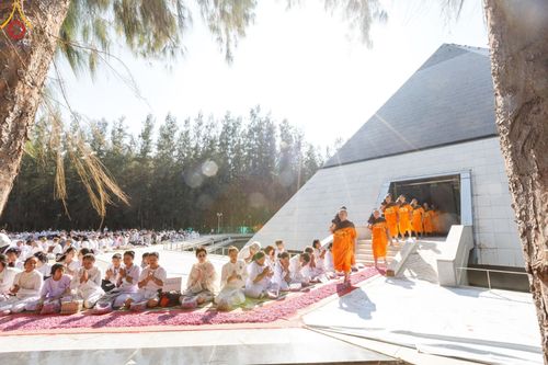 ภาพ No.193231:พิธีต้อนรับพระธรรมยาตรา ณ อนุสรณ์สถาน สถานที่เกิดในเพศสมณะ วัดสองพี่น้อง อำเภอสองพี่น้อง จังหวัดสุพรรณบุรี ในโครงการธรรมยาตรา กตัญญูบูชา มหาปูชนียาจารย์ พระมงคลเทพมุนี(สด จนฺทสโร) พระผู้ปราบมาร อนุสรณ์สถาน 7 แห่ง ปีที่ 13 วันที่ 11 มกราคม พ.ศ. 2568