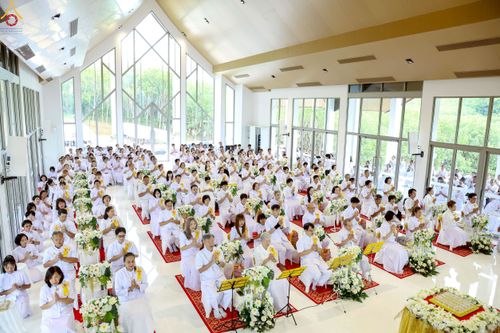 ภาพ No.239366:วันอาทิตย์ที่ 17 สิงหาคม พ.ศ. 2568 พิธีกดปุ่มอัญเชิญรูปเหมือน พระมงคลเทพมุนี (สด จันทสโร)  ณ มหาวิหารแก้วพระมงคลเทพมุนี  ศูนย์ปฏิบัติธรรมแก้วเมืองเลย