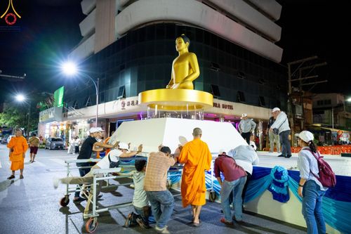 ภาพ No.151604:V.55 ทีมใหญ่ที่หาดใหญ่ เจ้าหน้าที่ทุกสถานะ หลายสัญชาติ ร่วมกันจัดงานตักบาตรที่หาดใหญ่ วันที่ 10-11 สิงหาคม พ.ศ. 2567