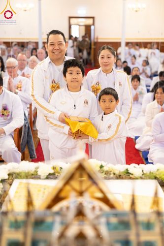 ภาพ No.96400:พิธีทอดกฐินราชันปฐพี ราชินีที่ดิน เพื่อซื้อที่ดินหลังโบสถ์ ฉลองครบรอบ 10 ปีสถาปนาโบสถ์วัดพุทธ วันอาทิตย์ที่ 19 พฤศจิกายน พ.ศ. 2566 ณ วัดพระธรรมกายนิวคาสเซิล ประเทศอังกฤษ