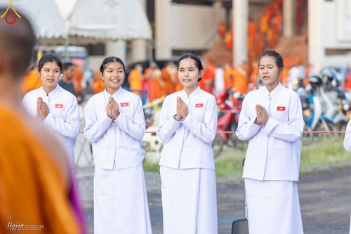 ภาพ No.219248:บรรยากาศการเดินทางเข้าวัดพระธรรมกาย , การต้อนรับปฏิสันถาร , การฉันภัตตาหารเช้า , การลงทะเบียนพระสังฆาธิการ  เนื่องในวันคุ้มครองโลก พิธีถวายมหาสังฆทานคณะสงฆ์ 40,000 กว่าวัดทั่วประเทศ ณ วัดพระธรรมกาย