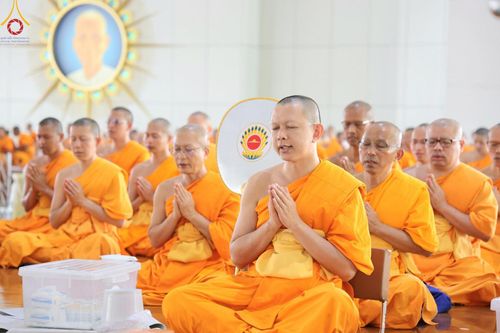 ภาพ No.205655:พิธีสวดพระพุทธมนต์ และถวายภัตตาหารเมนูสวรรค์แด่พระภิกษุ สามเณร วันจันทร์ที่ 3 กุมภาพันธ์ พ.ศ. 2568 ณ หอฉันคุณยายอาจารย์ฯ วัดพระธรรมกาย