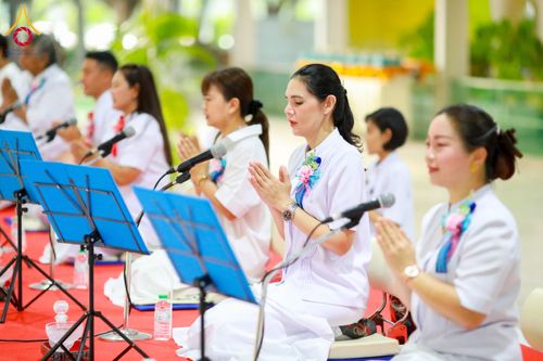 ภาพ No.61231:พิธีตักบาตรฉลองพระใหม่ รุ่นบูชาธรรมโครงการ 1-2 โครงการบรรพชาอุปสมบทหมู่ธรรมทายาท บูชาธรรมหลวงพ่อธัมมชโย 80 ปี ณ โถงช้างสำนักงานใหญ่ วัดพระธรรมกาย วันที่ 20 เมษายน พ.ศ. 2567