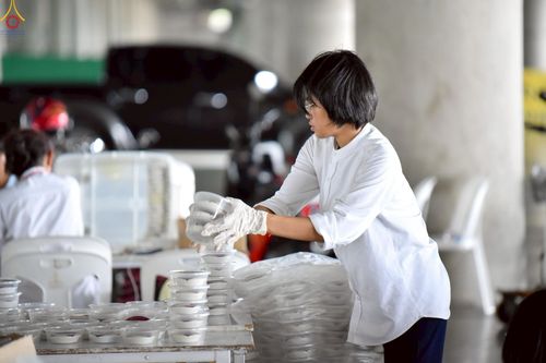 ภาพ No.239956:วันที่ 20-23 สิงหาคม พ.ศ. 2568 การเตรียมงานวันธรรมชัย ใส่ถ่านประทีป LED ที่วิหารคด 7 และ 25 วัดพระธรรมกาย