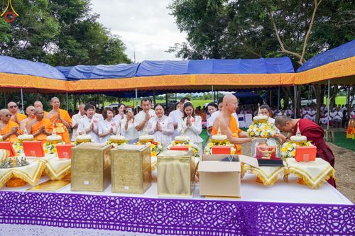 พิธีถวายพระบรมสารีริกธาตุ องค์พระธรรมกาย ดวงแก้วและรัตนชาติ เพื่อประดิษฐานในพระเจดีย์องค์บริวารของพระธาตุหลวงเงินยวง ณ อำเภอแม่จัน จังหวัดเชียงราย ในวันที่ 17 กันยายน พ.ศ. 2566