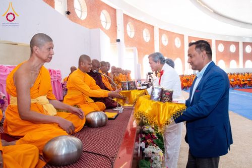 ภาพ No.130698:พิธีตักบาตรฉลองสามเณรใหม่ ในโครงการบรรพชา 1,250 รูป ณ แดนประสูติ สวนลุมพินี ประเทศเนปาล วันที่ 10 มีนาคม พ.ศ. 2567