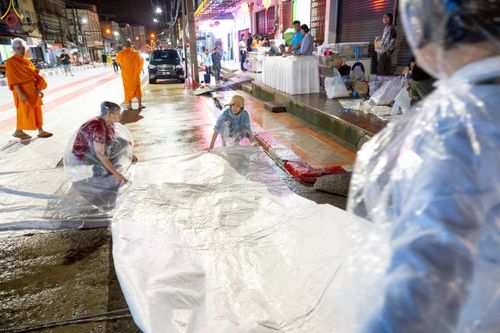 ภาพ No.245797:วันที่ 13-14 กันยายน พ.ศ. 2568 เจ้าหน้าที่ทุกสถานะ ทุกส่วนงาน ร่วมแรงร่วมใจ ปฏิบัติหน้าที่ เตรียมงาน เก็บงาน ตักบาตรพระ 555 รูป อ.เบตง จยะลา