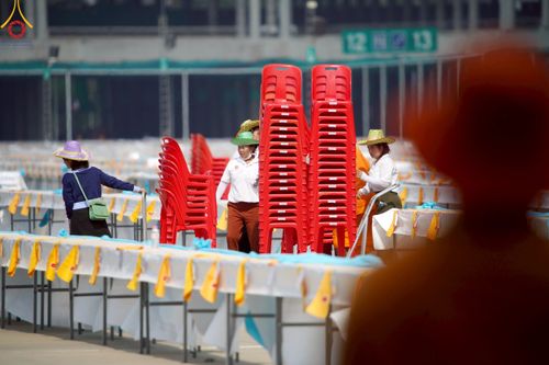 ภาพ No.218430:วันที่ 15 - 18 เมษายน พ.ศ. 2568 การเตรียมภาชนะสำหรับถวายภัตตาหาร , การจัดโต๊ะเก้าอี้ในลานธรรม , การแพ็คพัสดุงานต้อนรับ เพื่องานวันคุ้มครองโลก 22 เมษายน พ.ศ.2568 วัดพระธรรมกาย