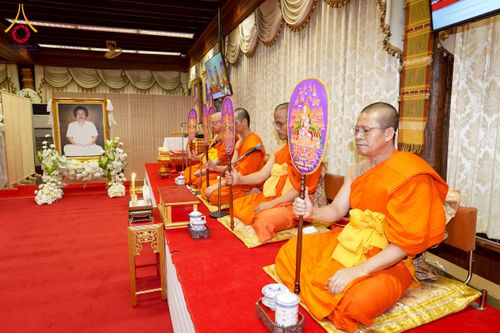 ภาพ No.270762:วันที่ 18 พฤศจิกายน พ.ศ. 2568 วัดพระธรรมกาย เป็นเจ้าภาพบำเพ็ญกุศล  คุณยายอาจารย์ ดร.ตรีธา เนียมขำ  อดีตนายกสมาคมศิษย์หลวงพ่อวัดปากน้ำ ณ ศาลาสตมานุสรณ์ (ศาลาเรือนไทย) วัดปากน้ำ  พระอารามหลวง เขตภาษีเจริญ กรุงเทพมหานคร