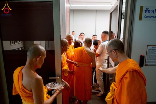 ภาพ No.222465:วันที่ 21 เมษายน พ.ศ. 2568 หลวงพ่อทัตตชีโวให้โอวาททีมงานอาสาสมัครเวียดนาม ณ อาคาร 100 ปี คุณยายมหารัตนอุบาสิกาจันทร์ ขนนกยูง วัดพระธรรมกาย