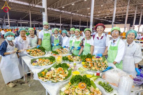ภาพ No.203169:พิธีถวายภัตตาหารเป็นสังฆทาน แด่พระธรรมยาตรา ณ วัดพระธรรมกาย ตำบลคลองสาม อำเภอคลองหลวง จังหวัดปทุมธานี ในโครงการธรรมยาตรา กตัญญูบูชา มหาปูชนียาจารย์ พระมงคลเทพมุนี(สด จนฺทสโร) พระผู้ปราบมาร อนุสรณ์สถาน 7 แห่ง ปีที่ 13 วันที่ 29 มกราคม พ.ศ. 2568