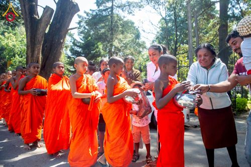 ภาพ No.225626:วันที่ 5 พฤษภาคม พ.ศ. 2568 พิธีบิณฑบาตรอบเมืองนูวราอิลิย่า ฉลองเทศกาลวิสาขบูชา แห่งชาติประเทศศรีลังกา