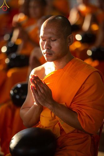 ภาพ No.158904:พิธีตักบาตร ในวันอาทิตย์ต้นเดือน วันที่ 6 ตุลาคม พ.ศ. 2567 ณ สภาธรรมกายสากล วัดพระธรรมกาย