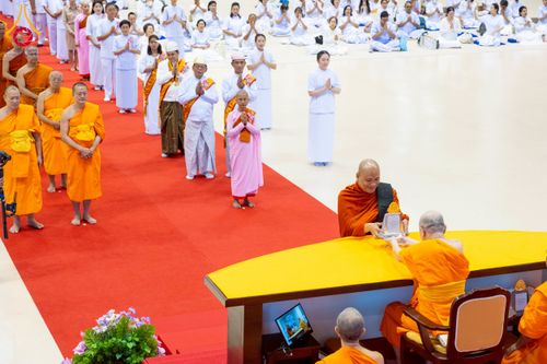 ภาพ No.232125:วันอาทิตย์ที่ 6 กรกฏาคม พ.ศ. 2568 พิธีมอบโล่เกียรติคุณ สวดธัมมจักกัปปวัตตนสูตร และรางวัลโครงการผู้นำแสงสว่างออนไลน์ ณ ห้องแก้วสารพัดนึก1 สภาธรรมกายสากล วัดพระธรรมกาย