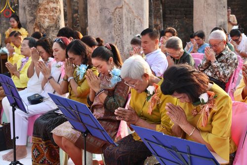 ภาพ No.58665:พิธีตักบาตรพระ ๑,๐๐๐ รูป สมโภชครบรอบ ๘๐๐ ปี พระบรมธาตุเมืองเชลียง ณ วัดพระศรีรัตนมหาธาตุ ราชวรวิหาร  (วัดพระปรางค์) ต.ศรีสัชนาลัย  อ.ศรีสัชนาลัย จ.สุโขทัย วันพฤหัสบดีที่ ๒๕ เมษายน พ.ศ. ๒๕๖๗