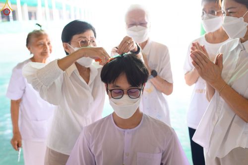 ภาพ No.82493:พิธีปลงผมนาคธรรมทายาท ในโครงการธรรมทายาทระดับอุดมศึกษา รุ่นที่ 50 ภาคฤดูฝน ในวันที่ 10 มิถุนายน พ.ศ. 2566 ณ วัดพระธรรมกาย