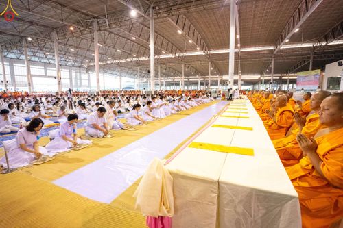 ภาพ No.188487:พิธีถวายภัตตาหารเป็นสังฆทาน แด่พระธรรมยาตรา ในโครงการธรรมยาตรา กตัญญูบูชา มหาปูชนียาจารย์ พระมงคลเทพมุนี(สด จนฺทสโร) พระผู้ปราบมาร อนุสรณ์สถาน 7 แห่ง ปีที่ 13 ณ สภาธรรมกายสากล วัดพระธรรมกาย วันที่ 3 มกราคม พ.ศ. 2568