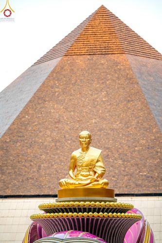 ภาพ No.189172:พระธรรมยาตราปฏิบัติธรรม และถ่ายภาพหมู่ประวัติศาสตร์ ในโครงการธรรมยาตรา กตัญญูบูชา มหาปูชนียาจารย์ พระมงคลเทพมุนี(สด จนฺทสโร) พระผู้ปราบมาร อนุสรณ์สถาน 7 แห่ง ปีที่ 13 วันที่ 4 มกราคม พ.ศ. 2568 ณ อนุสรณ์สถานมหาวิหารพระมงคลเทพมุนี (โลตัสแลนด์) อ.สองพี่น้อง