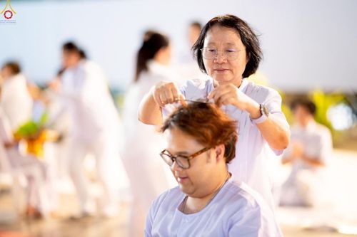 ภาพ No.242930:วันที่ 31 สิงหาคม พ.ศ. 2568 พิธีตัดปอยผมและปลงผม โครงการอุปสมบทหมู่บูชาธรรม ครบรอบ 108 ปี วันครูผู้ค้นพบวิชชาธรรมกาย ณ วัดพระธรรมกาย