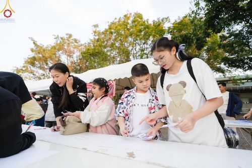 ภาพ No.193839:วัดพระธรรมกาย จัดงานวันเด็กแห่งชาติ ประจำปี พ.ศ.2568 ออกร้านอาหาร 200 ร้าน มอบของขวัญหลายหมื่นชิ้น วันที่ 12 มกราคม พ.ศ. 2568 วัดพระธรรมกาย อ.คลองหลวง จ.ปทุมธานี