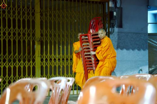 ภาพ No.237312:วันที่ 9-10 สิงหาคม พ.ศ. 2568 การเตรียมงาน เก็บงาน ของเจ้าหน้าที่ทุกสถานะ ในงานมหาสังฆทาน ตักบาตรพระ 10,000 รูป ใจกลางเมืองหาดใหญ่ จ.สงขลา