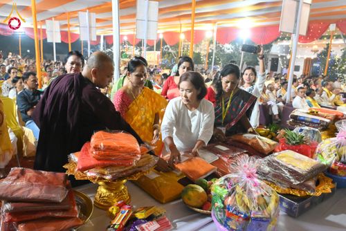 ภาพ No.179729:พิธีทอดกฐินสมทบ ณ วัดพุทธบังคลาเทศ (Bangladesh Buddhist Monastery, Bodhgaya)  เมืองพุทธคยา ประเทศอินเดีย วันที่ 11 พฤศจิกายน พ.ศ. 2567