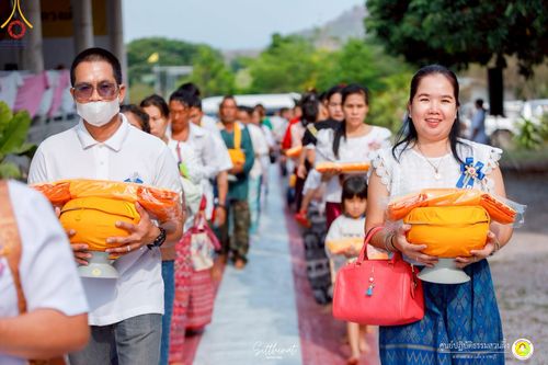 ภาพ No.215926:วันพฤหัสบดีที่ 3 เมษายน พ.ศ. 2568 พิธีบรรพชาสามเณร ภาคฤดูร้อน รุ่นที่ 15  บูชาธรรมหลวงพ่อธัมมชโย 81 ปี 81 รูป ณ ศูนย์ปฏิบัติธรรมสวนผึ้ง จ.ราชบุรี